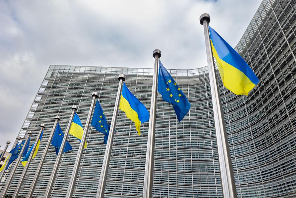Ukrainian and European Union flags in front of the Berlaymont 
