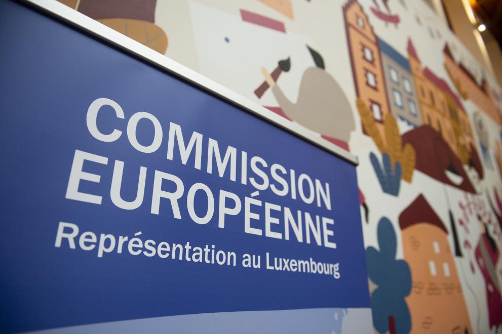 Roll-up qui montre le nom de la Représentation au Luxembourg 
