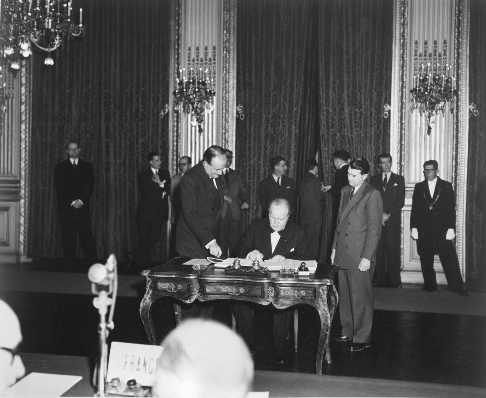 Photo de la signature du Traité de Paris