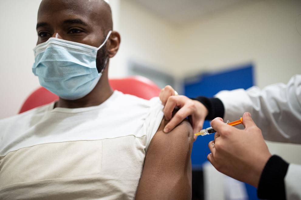   Une personne se faisant vacciner contre la grippe saisonnière au centre de vaccinations internationales Air France